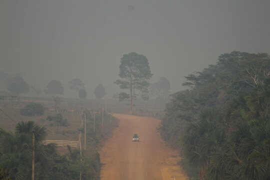 Trecho sem pavimentação da Transamazônica (BR-230) coberto por fumaça de queimadas, no Sul do Amazonas 