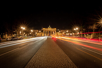 Fototapeta na wymiar Berlin Brandenburger Tor Langzeitaufnahme mit Verkehrslichtern bei Nacht