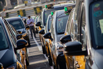 Plano selectivo de un taxi y hombre de fondo