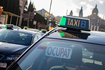 Detalle de la señal luminosa de un taxi con el cartel de ocupado - obrazy, fototapety, plakaty