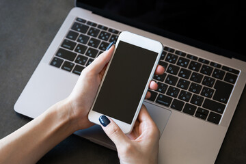 オフィスでスマホを使う女性の手元