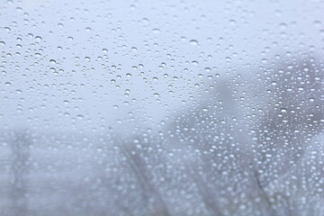 自動車の窓についた水滴