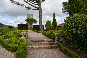 Jardin intérieur et la tour du château de Turenne
