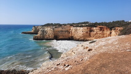 Fototapeta na wymiar Le littoral escarpé près de Porches en Algarve au Portugal
