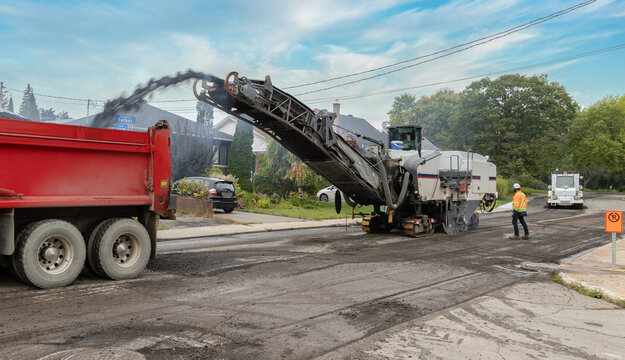 Asphaltage d'une rue r&eacute;sidentielle