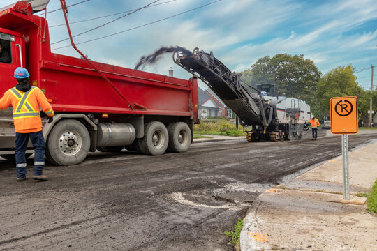 Asphaltage d'une rue r&eacute;sidentielle