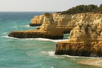 Fototapeta premium Le littoral escarpé près de Porches en Algarve au Portugal