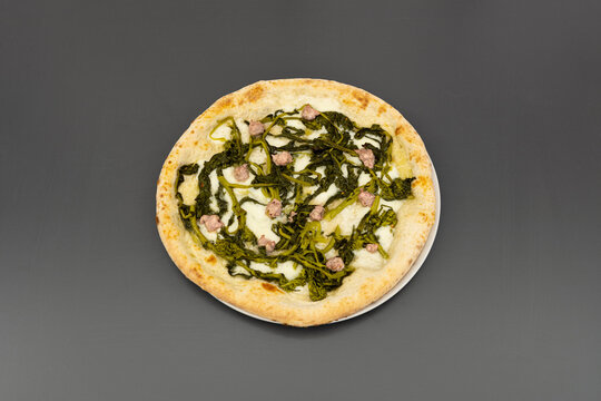 pizza, salsiccia, friarelli, mozzarella, bianca, fior di latte, ingredienti, tavolo, grigio, alimento, italiano, pasti, cena, crosta, mozzarella, al forno, pranzare, deliziosa, carne, piatto, pizzeria