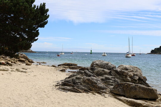 La plage de B&eacute;nodet le long de l'oc&eacute;an atlantique, village de Benodet, d&eacute;partement du Finist&egrave;re, Bretagne, France