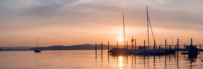 Sonnenaufgang am Bodensee in Konstanz mit Segelbooten
Panorama