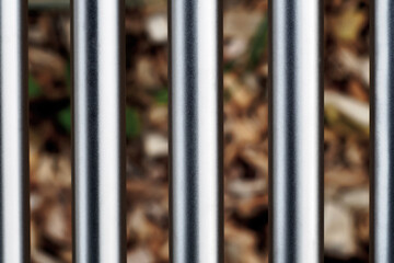 Metallrohre einer Bank in der Natur Nahaufnahme