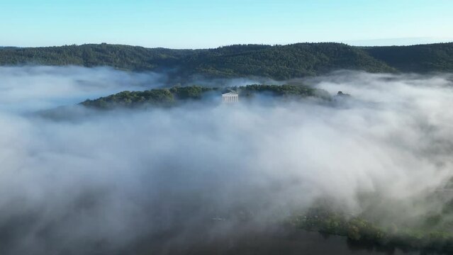 Malerischer Blick auf die monumentale Walhalla bei Regensburg im Herbst