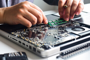 Computer repair, notebook repair, use hand to change RAM put ram in notebook machine transmission device