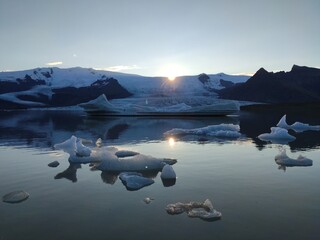 Coucher de soleil sur un glacier en Islande 
