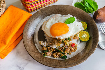 目玉焼きを乗せたガパオライス