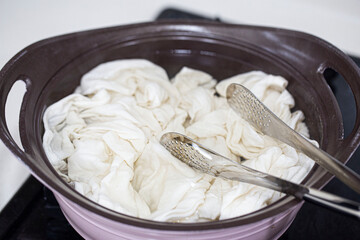 Soak a cloth before washing, boil white cloth