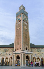 Mezquita Hassan II  en Casablanca Marruecos personas paseando .