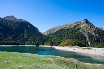 Fototapeta na wymiar Lac de bious artigues dans les Pyrénées