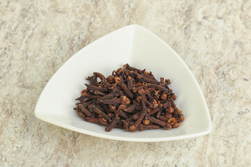 Dry Clove aroma in the bowl