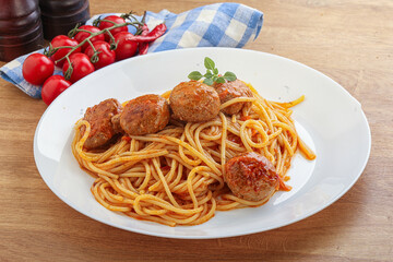 Spaghetti with meatball in tomato sause