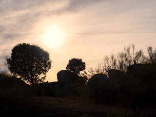 Puesta de sol el el parque natural de Los Barruecos en Malpartida