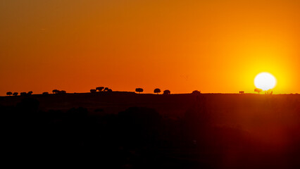 Puesta de sol en el monumento natural de Los Barruecos