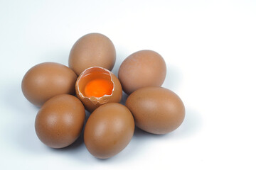 A cracked egg amongs the whole eggs