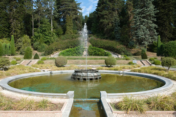 Fototapeta na wymiar fontana in giardino di parco pubblico