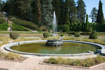 fontana in giardino di parco pubblico - obrazy, fototapety, plakaty