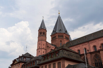 Fototapeta na wymiar sight of Mainz Cathedral in city of Mainz