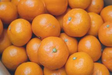 箱いっぱいに日本の温州みかん 薄皮が薄くジューシーで美味しい和歌山産