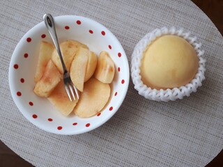 カットされた桃と緩衝材に包まれた桃