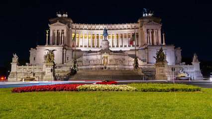 Monumento a Vittorio Emanuele at night