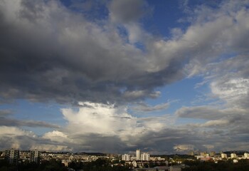 Obraz premium view at cloudy sky and dainy weather