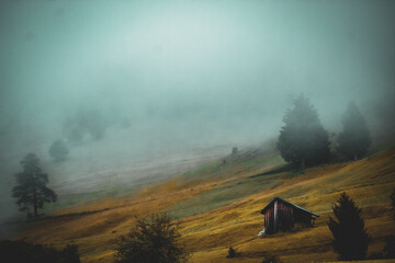 Fototapeta na wymiar Foggy mountain cabin 