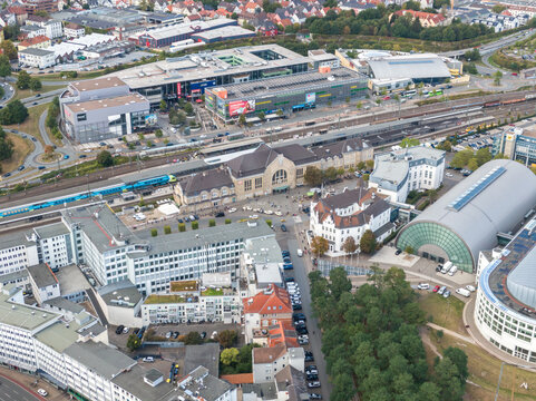 Luftaufnahme Hauptbahnhof Großstadt Bielefeld und Stadthalle Draufsicht Nordrhein-Westfalen Deutschland