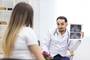 Fototapeta na wymiar Photo of pregnant woman speaking with a doctor.