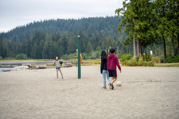 三兄弟　遊ぶ　湖　ほとり　余暇　家族　ボール遊び