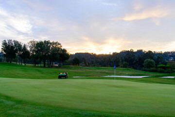 Fototapeta premium preparando el green al amanecer