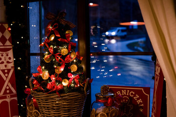 Weihnachten in Schloss, Familie an Kamin, Einrichtung Merry Christmas, Familie mit Sessel und Kamin