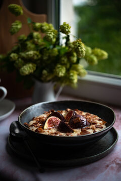 Oatmeal for breakfast with figs and agave syrup