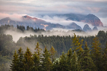 Obraz premium cloudy bavarian alps seen from alpine foothills