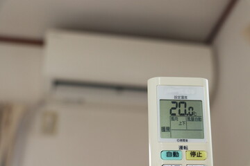 エアコンを20℃の暖房にリモコンで設定