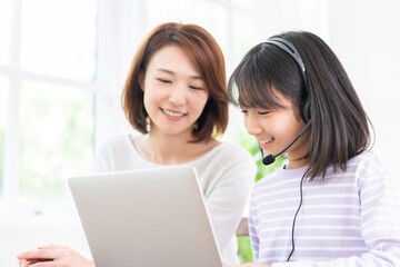 パソコンで勉強する親子　通信学習