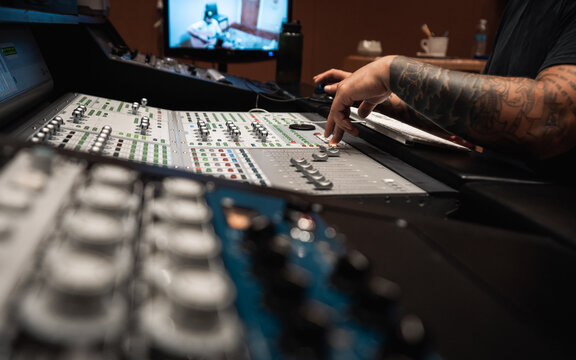 Tune Up Your Skills with Online Music Production Classes