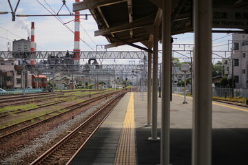 夏の駅のホーム