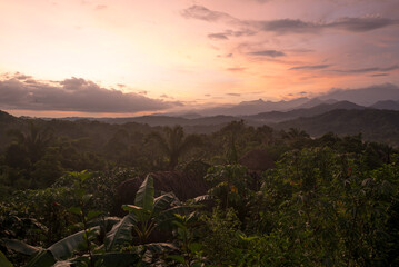 Fototapeta na wymiar Sonnenaufgang über tropischem Bergregenwald in der Sierra Nevada de Santa Marta
