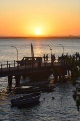 Pessoas esperando o barco no pôr-do-sol. Morro de São Paulo - Bahia - Brasil