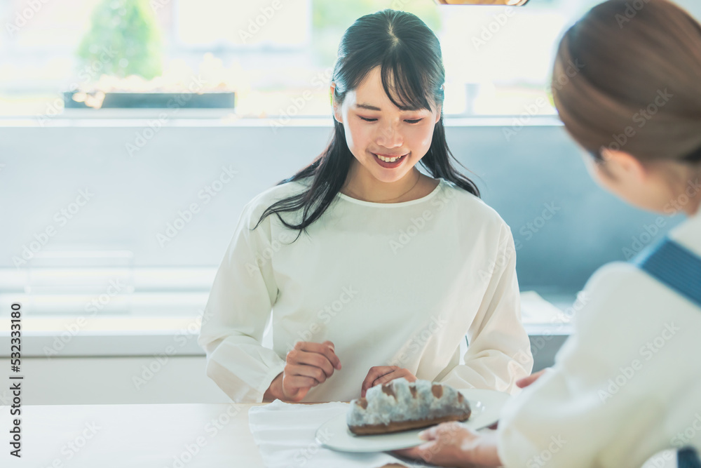 Poster 食事を楽しむ女性　kitchen