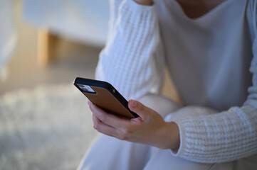 深夜にこっそり連絡する怪しい手元